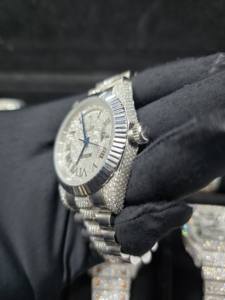 นาฬิกาข้อมือหรูหราทรงสี่เหลี่ยม กระจก VVS มอยส์ซาไนต์ ระบบกลไก ดีไซน์โครงกระดูกแบบ Iced  ดีไซน์ President  ตัวเรือนทองเหลือง  พร้อมเข็มนาฬิกาและเพชร - Product Image 5