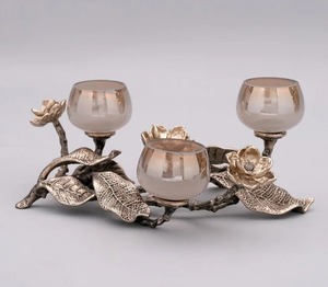 Bougeoir en aluminium vintage de qualité supérieure avec verre Hurricane ajoute une touche sophistiquée, confortable, élégante et élégante à tout espace - Product Image 2