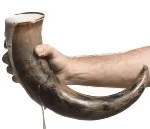 Corne à boire Viking naturelle avec sculptures nautiques religieuses, support en métal poli pour hydromel et souvenirs de Noël - Product Image 1