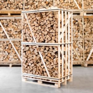 Bois de chauffage sec Ankara : Lot de bois empilé dans une caisse en bois avec sangles métalliques pour stockage extérieur - Product Image 1