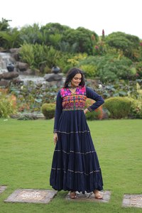Robe spéciale Navratri bleu marine et bordeaux RADHE EXPORT, 14 kg, en rayonne Kutchi Gamthi, séchage rapide, rehausse le style raffiné pour les fêtes - Product Image 3