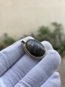 Bague solitaire en argent sterling 925 massif, design rétro traditionnel, avec pierre naturelle en pyrite en forme d'ovale, taille cabochon, sertie en bélière - Product Image 2