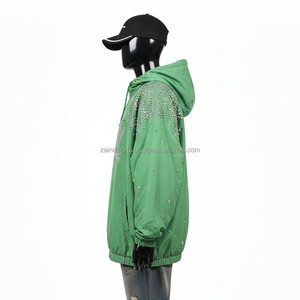 Veste coupe-vent haut de gamme pour femmes, tissu polyester lisse 130GSM, couleur verte, avec logo personnalisé en strass, veste pour femmes - Product Image 3