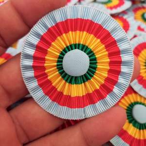 C'est une rosette maçonnique blanche et rouge avec un bouton central noir. - Product Image 5