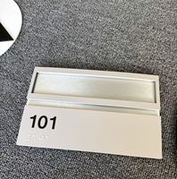 Panneau tactile braille ADA personnalisé en acrylique pour numéro de chambre d'hôtel, plaque de porte de toilettes, signalétique