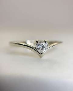 Anillo de compromiso solitario con circonita de corte corazón de 5 mm y engaste de puntas, banda de boda moderna en forma de V Chevron, plata de ley 925, regalo para mujer - Product Image 4