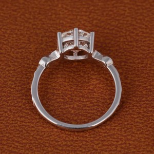 แหวนหมั้นเพชรคิวบิกเซอร์โคเนียทรงคุชชั่น ดีไซน์เก๋ ทันสมัย ทำจากเงินแท้ 925 ประดับด้วยดีไซน์กิ่งไม้  เหมาะสำหรับเป็นของขวัญ - Product Image 2