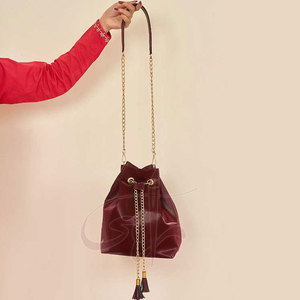 Sac à main Potli en similicuir breveté avec fermeture à chaîne, durable et imperméable, design minimaliste et raffiné - Product Image 4