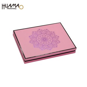 กล่องกระดาษแข็งแบบแข็งสีชมพูสั่งทำได้ ยี่ห้อ Huamao พร้อมพิมพ์โลโก้ 4 สี และเคลือบ Spot UV สำหรับบรรจุภัณฑ์เสื้อยืดและเสื้อผ้า - Product Image 5