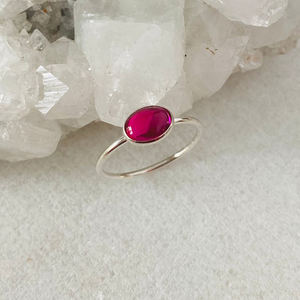 Calcedonia fucsia 7x9mm Ajuste de bisel ovalado minimalista eternidad Vermeil anillo apilable sólido Plata de Ley 925 joyería fina - Product Image 1