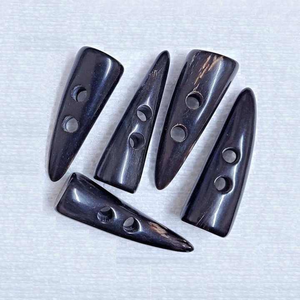 ตัวล็อคแบบธรรมชาติจากเขาสัตว์ที่เป็นมิตรต่อสิ่งแวดล้อม มีรูสองรู - ดีไซน์ทันสมัยสำหรับการทำเครื่องประดับที่ไม่เหมือนใคร โดยงานฝีมือของซานิยา - Product Image 1