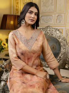 Fournisseur en gros de Kurta droit en soie mélangée brodée pour femmes avec des coutures fines, coupe confortable, disponible en grande quantité - Product Image 5