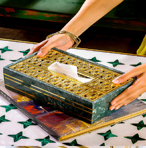 Caja de metal con acabado en mármol verde oscuro y elaborados recortes dorados. Disponible a precios de mayoreo en el final. - Product Image 1