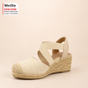 Sandales <span class=keywords><strong>compensées</strong></span> en toile crème pour femmes, à bout fermé, avec brides croisées élastiques et tressées en paille, chaussures d'été au look <span class=keywords><strong>chic</strong></span>, faible MOQ, OEM, ODM - Product Image 1