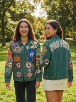 Veste en jean respirante avec patchs décoratifs, rivets et finition vintage délavée, fermeture éclair, style streetwear décontracté, toutes saisons