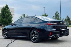 2023 760i xDrive ~6 500 milles, V8 biturbo de 536 ch, transmission intégrale, non modifié - Product Image 3