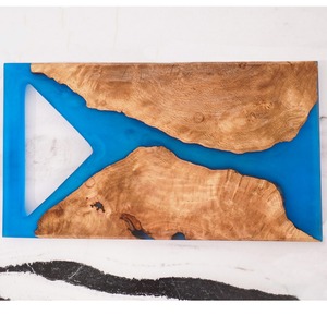 Panneau en bois et résine époxy fait à la main avec effet rivière, idéal pour les cadeaux de mariage, la décoration intérieure ou la présentation culinaire - Product Image 1