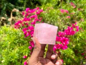 Cubo de cuarzo rosa Hermosa pieza central de piedra de ágata con tonos vibrantes y acabado natural Perfecto para altares de meditación - Product Image 4