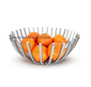 Cesta de frutas de metal tejida a mano con una estructura duradera hecha para durar a través del uso diario frecuente - Product Image 5