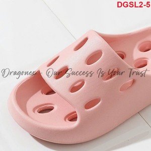 รองเท้าแตะยาง EVA ที่มีหลุมแม่พิมพ์ชิ้นเดียวกันลื่นทนทานดีไซน์น่ารักหลายสีเหมาะสำหรับผู้หญิงฤดูร้อนที่มีชีวิตชีวา - Product Image 4