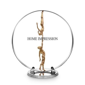 Marco de forma de anillo pulido brillante plateado con figura de humanos de Metal resistente chapado en oro, escultura atractiva para decoración del hogar - Product Image 1