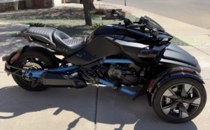 Oferta Especial: Motocicleta de Tres Ruedas Can-Am Spyder F3 Limited Negra con Detalles Azules - Product Image 3
