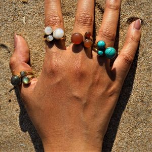 Bagues minimalistes multi-pierres pour femmes, bagues ajustables en laiton faites à la main avec pierres naturelles, bijoux en gros - Product Image 1