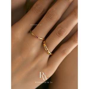 Anello a fascia arcobaleno anti-ossidazione da 1,5 mm con pavé d'oro e design geometrico a raggi di sole, anello a fascia stellare celeste in oro da 3 mm, anello a fascia sole e stella - Product Image 3