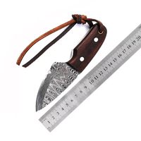Couteau de chasse en acier damas fait à la main de qualité supérieure taille personnalisée manche confortable en bois de rose couteau d'éminceur avec étui en cuir