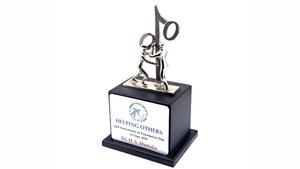 Trofeo inspirador de metal personalizado más vendido para eventos corporativos o escuelas disponible a un precio asequible de la India - Product Image 4