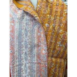 Écharpe en soie Kantha élégante pour l'automne, en jersey de coton respirant et doux, avec motif floral dessiné à la main, hijab - Product Image 5