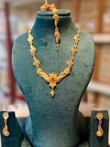 Elegante conjunto de collar y aretes de oro de 24 quilates con diseño intrincado en forma de pera. - Product Image 2