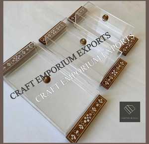 Plateau en bois d'acacia naturel découpé au laser avec incrustation de nacre décorative, plateau de service artisanal durable, ensemble de boîtes en acrylique et en verre - Product Image 5