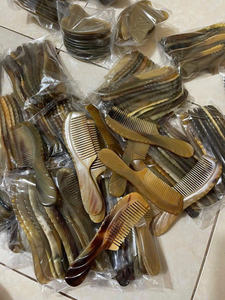 Peine de cuerno de búfalo entregado para el montaje del kit de aseo minoristas de cepillos de pelo y vendedores de regalos artesanales - Product Image 3