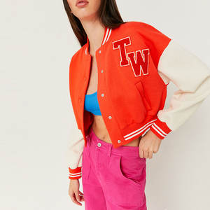 Chaqueta Universitaria de Algodón con Diseño Personalizado OEM, Chaqueta Corta de Cuero para Mujer, Estilo Chaqueta Universitaria al por Mayor - Product Image 3