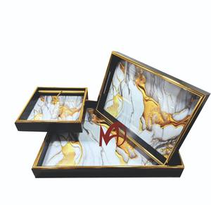 Plateau de service en verre d'aspect luxueux avec bord doré Nouveau design abstrait et poignées Plateau de service de luxe élégant - Product Image 1