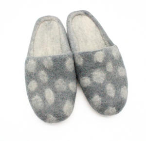 Zapatos de interior unisex de fieltro de lana hechos a mano, zapatillas cálidas y cómodas con diseño punteado, artesanos formados en Nepal - Product Image 1