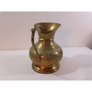 Pichet en laiton de haute qualité avec motif de fleur et de feuille gravé Pichet en laiton décoratif avec poignée - Product Image 4