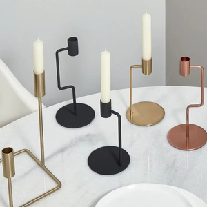 Candelabro Metálico Elegante Individual con Aspecto Vintage, Perfecto para Casas de Campo, Ángulos Espirituales e Interiores Tradicionales - Product Image 1