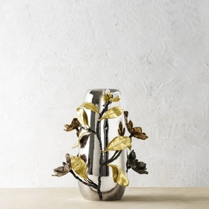 Florero de metal con acabado rústico con hermosos detalles florales de metal, perfecto para interiores de casas de campo y casas vintage - Product Image 3