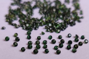 Tourmaline verte naturelle ronde 1.5mm à facettes de qualité supérieure-Tourmaline verte en vrac de qualité supérieure - Product Image 5
