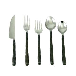 Juego de cubiertos de 4 piezas de inspiración americana con estilo, cubiertos de acero inoxidable plateados contemporáneos, manijas retorcidas altas para fiestas - Product Image 3