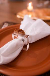 Ensemble élégant de 4 ronds de serviette en résine avec une touche de finition luxueuse pour les mariages, les anniversaires et les célébrations - Product Image 4