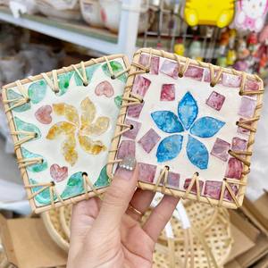 Sous-verre rond en rotin incrusté de nacre fait à la main, style rustique vintage, isolant thermique pour la décoration de la maison - Product Image 1