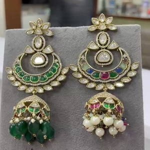 Belles boucles d'oreilles Moissanite de qualité supérieure avec des pierres d'usure traditionnelles Look for Party Wedding Wear Collection pour les femmes - Product Image 1