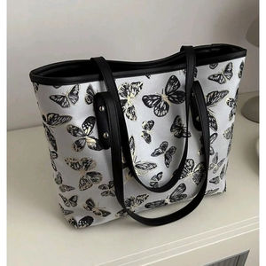 Sac fourre-tout à bandoulière gris à imprimé papillon avec motif intégral gris clair et noir, fabriqué en toile enduite de polyester pour femmes - Product Image 2