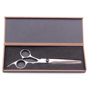 Tijeras de Peluquería Profesionales de Acero Inoxidable con Marca Personalizada en un Kit de Salón con un Hermoso Estuche - Product Image 1