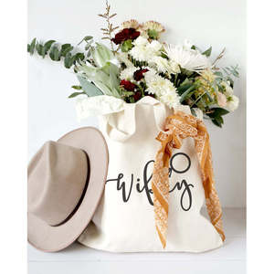 กระเป๋าผ้าแคนวาสสีพื้นสำหรับงานแต่งงาน Wifey แบบเปิดปิด - Product Image 4