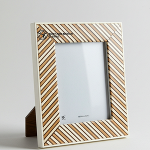 Marco de fotos de madera marrón artesanal, marco decorativo hecho a mano con incrustaciones de esquina rayadas únicas y acabado pulido - Product Image 1