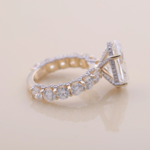 Anillo de Compromiso con Diamante Ovalado Cultivado en Laboratorio de 5.04CT con Piedras Laterales Redondas, Plata de Ley 925, Anillo de Novia de Lujo - Product Image 6